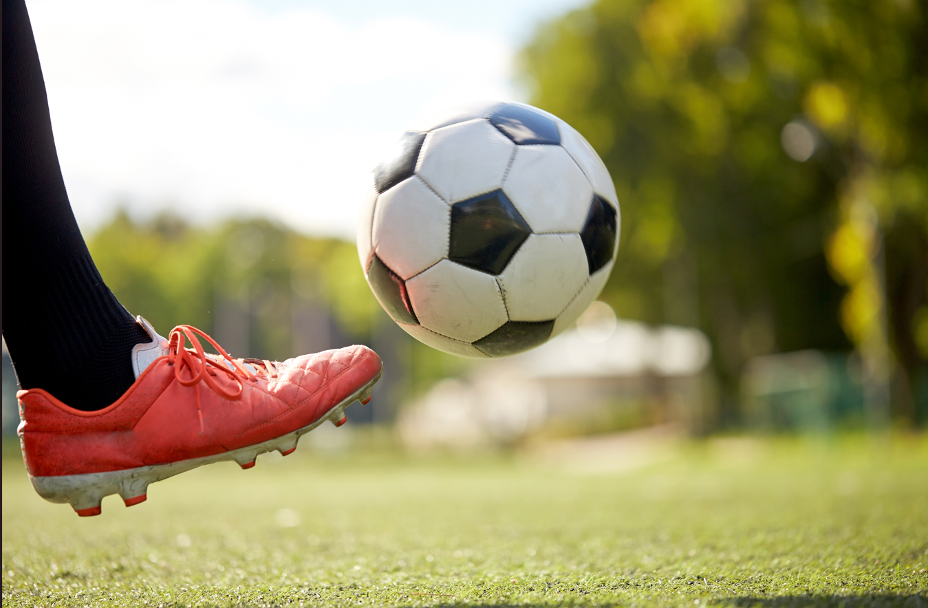 El Kit Perfecto: Cómo tu Calzado y Ropa de Fútbol Impactan tu Juego